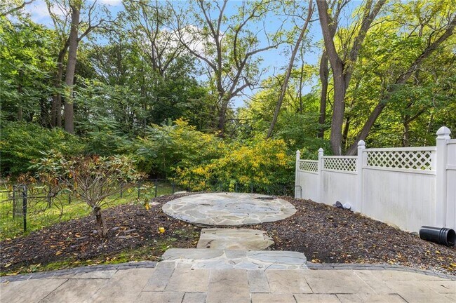 Building Photo - 61 School St