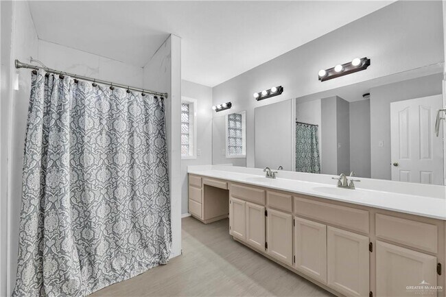 Building Photo - 13 Quamasia Ave