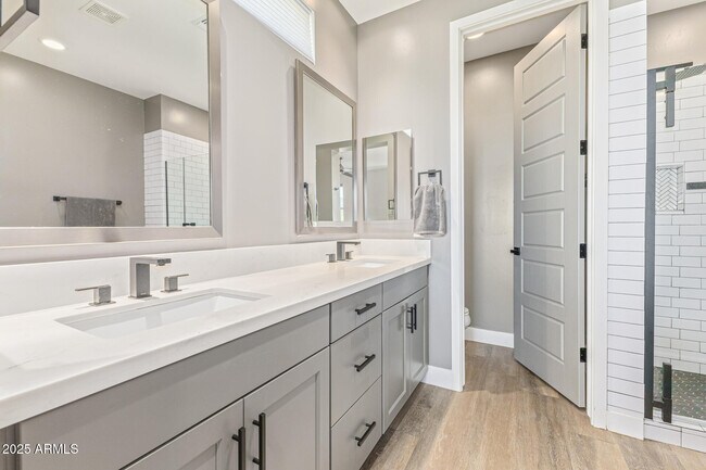 Building Photo - 2315 E Pinchot Ave