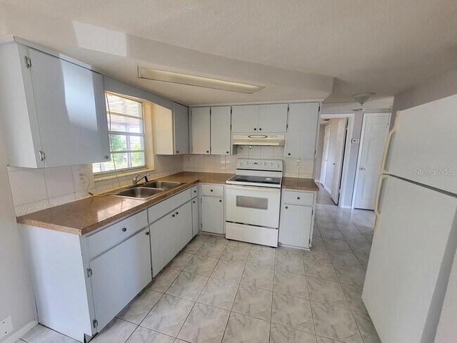 Building Photo - 7831 Sagebrush Dr
