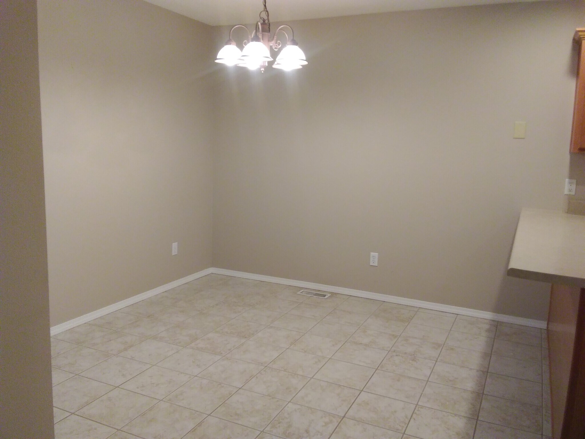 Dining Area - 3013 N Fremont Ave