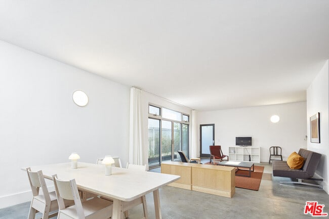 Building Photo - 558 Rose Ave