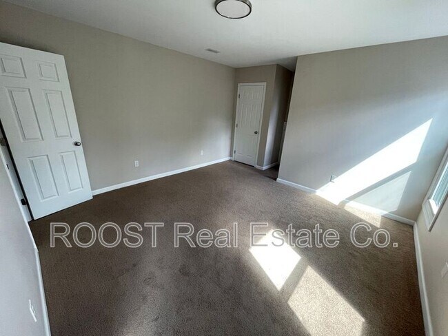 Building Photo - 482 E Markison Ave