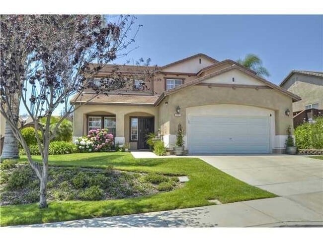 Primary Photo - Welcoming Home with Solar and Great Locati...