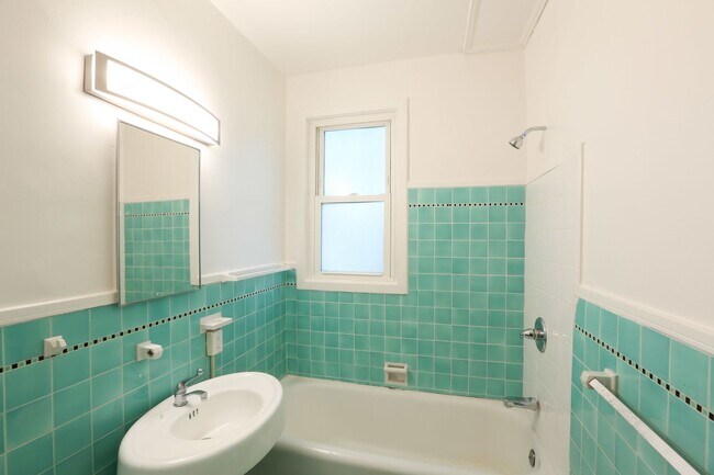 Building Photo - OPEN HOUSE: Sunday (12/21) 2:35pm-2:50pm Top Floor 2BR/2BA apartment with sweeping views of Lake ...