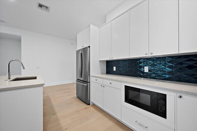 Building Photo - 204 Clocktower Dr
