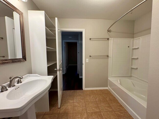 Building Photo - 3003 Burning Oak Dr