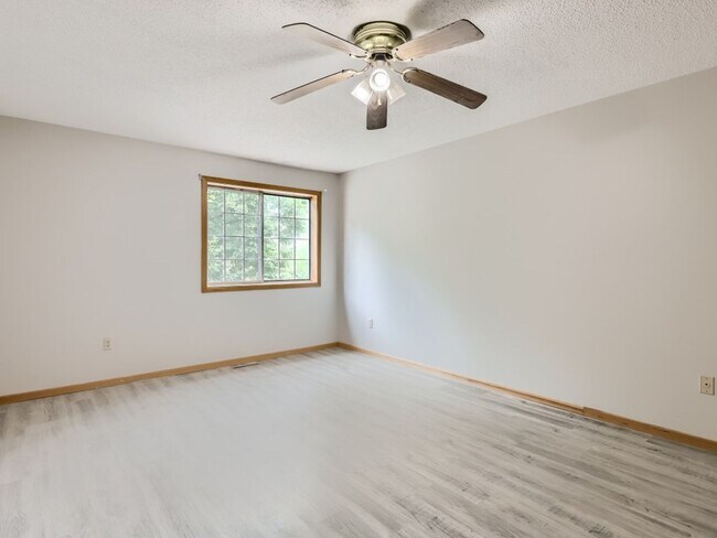 Building Photo - Blaine Townhome