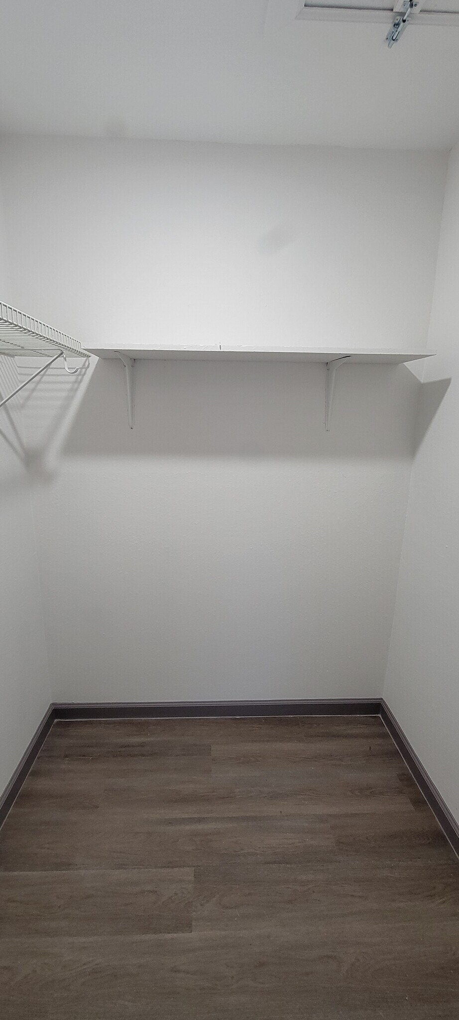 Building Photo - 7142 N Holiday Dr