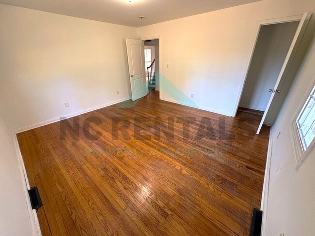 Building Photo - NEWLY RENOVATED! Spacious 6-Bedroom, 2-Bat...