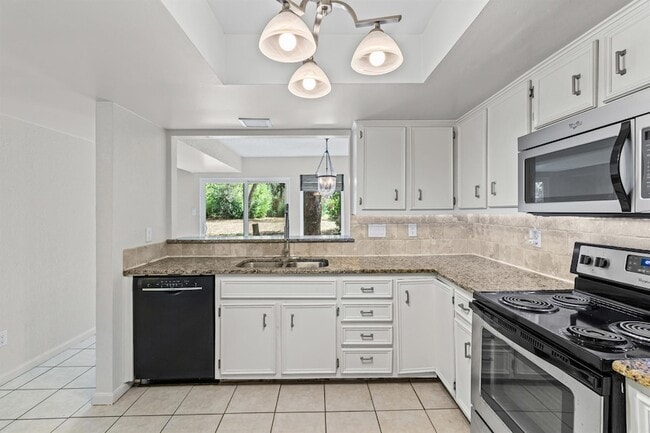 Building Photo - 8113 Baywood Dr