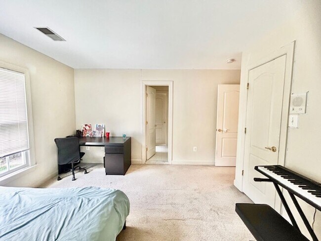 Building Photo - 10503 Aubinoe Farm Dr