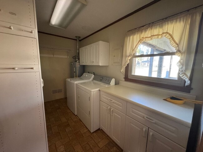 Building Photo - Spacious three bedroom, two bathroom with ...