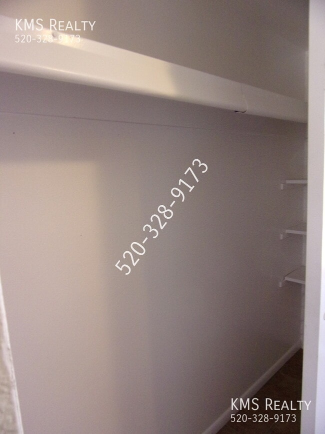 Building Photo - 702 S Pantano Rd