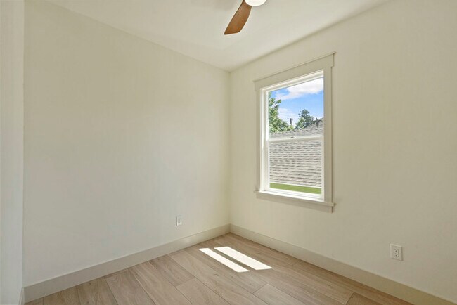 Building Photo - Beautifully updated 2/1 in North Oak Park! Located Close to UC Davis Med Center + MgGeorge Law Sc...