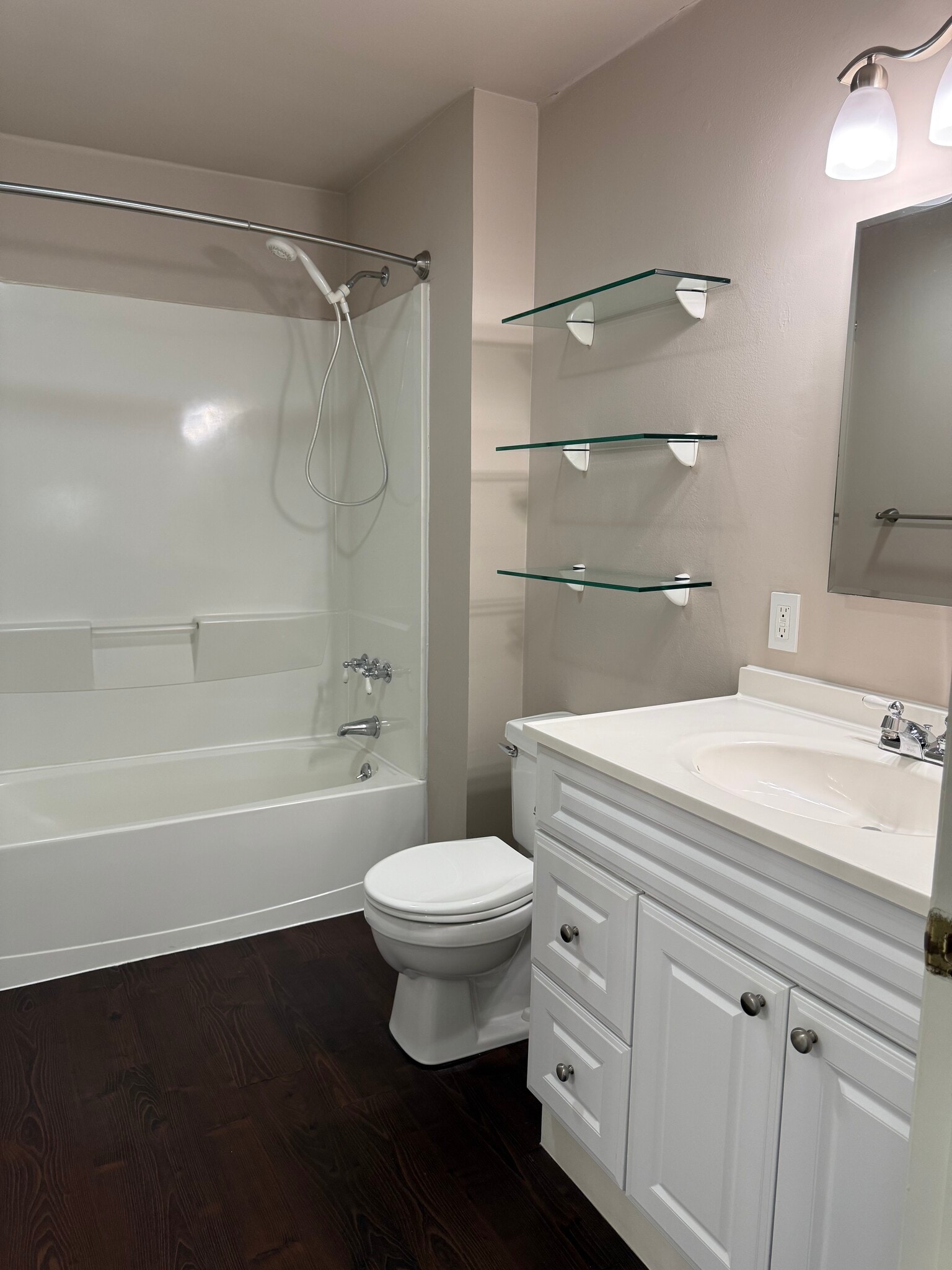 Full bathroom - 3925 Gaspar Dr