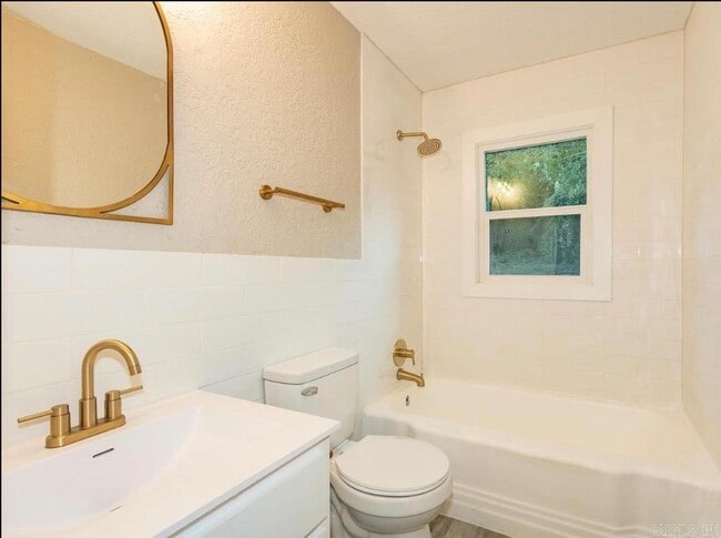 Building Photo - 107 N Summit St