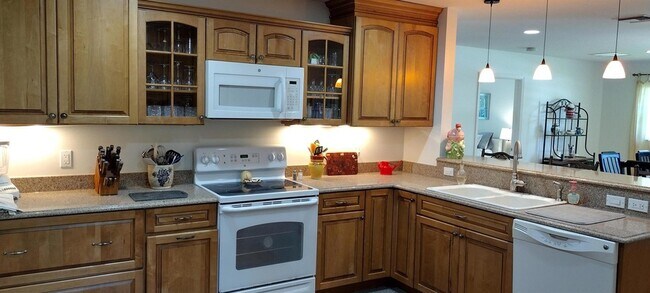 Building Photo - 9583 SE Little Club Way S