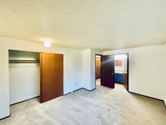 Building Photo - Tranquil House on Quiet South Delridge Street!