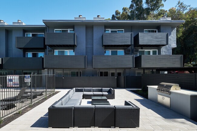Lafayette EXT BBQ (2) - Ladera Apartments