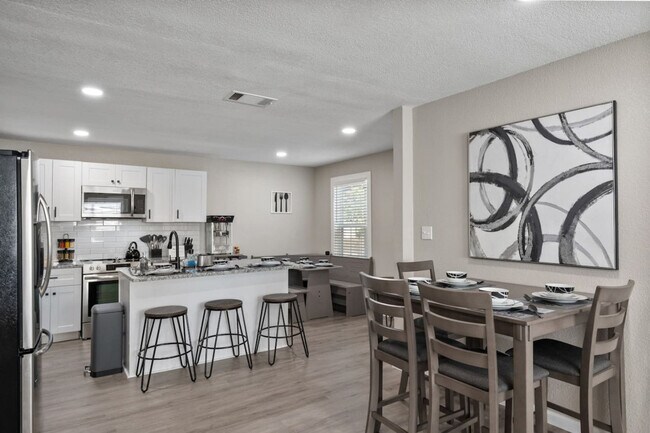 Building Photo - 826 Dalworth St