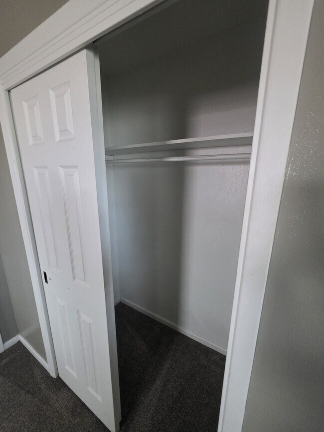 Building Photo - 3 bed 2 bath home with 2 car garage!