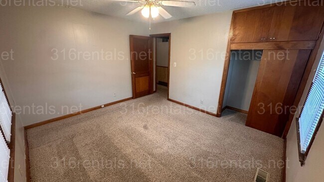 Building Photo - $1195 - 3 bed 1.5 bath - Single Family Home