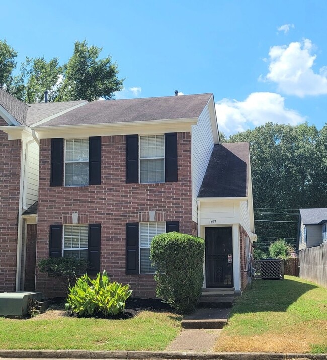 Building Photo - Beautiful town house in Collierville!