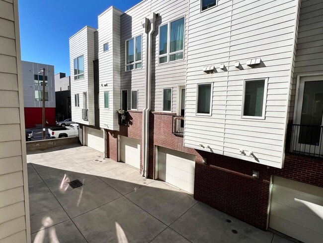 Building Photo - Luxury Slot-Style Town Home in the Heart of RiNo
