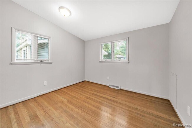 Building Photo - 229 Redwood Dr