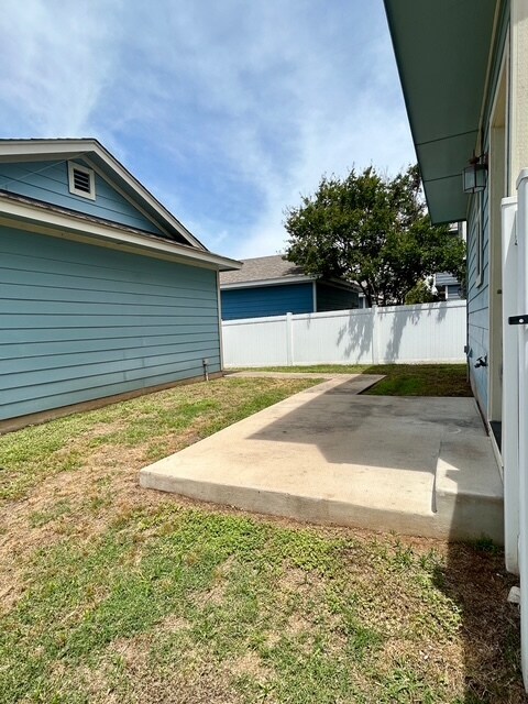 Building Photo - 1702 Sand Hills Dr