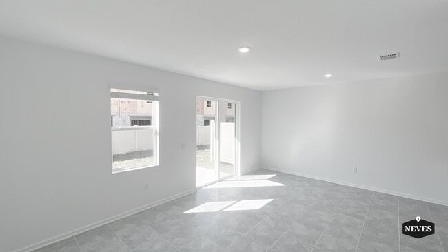 Building Photo - 2562 Skyline Lp