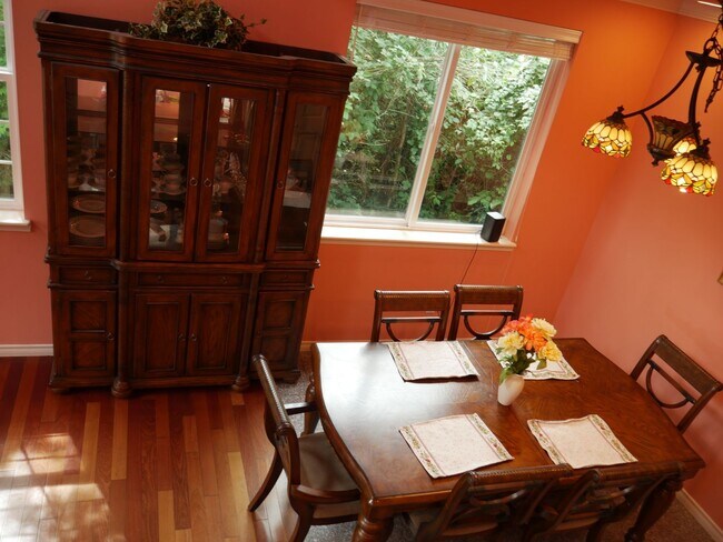 Building Photo - Beautiful, Fully Furnished, Maple Valley H...