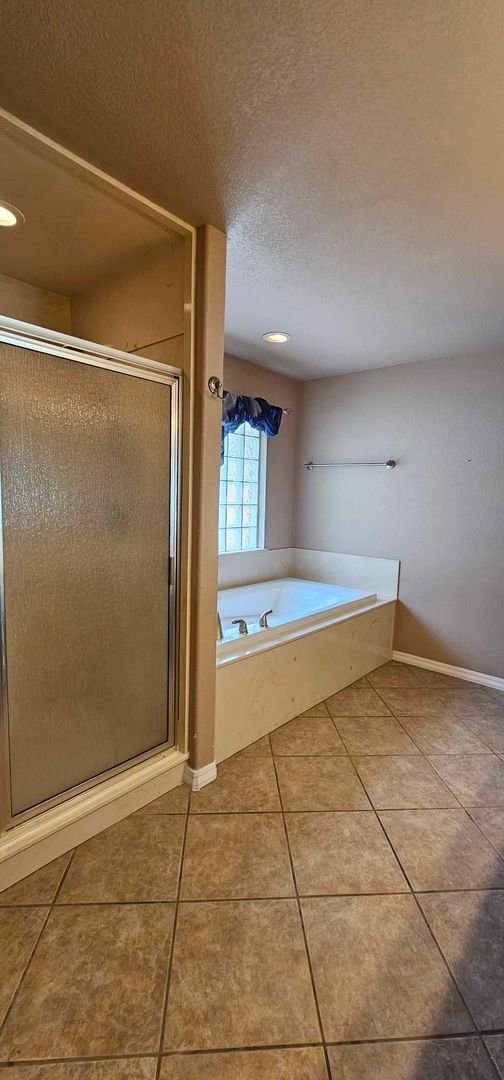 Building Photo - Beautiful 3 bedroom, 2 bath home for rent, Available to view 3/2/26