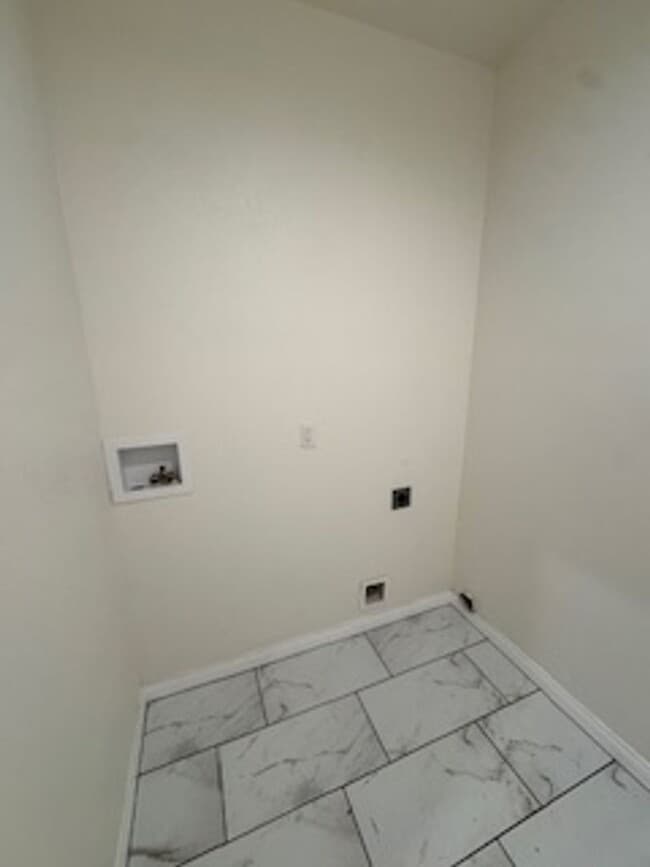 Building Photo - Beautiful Home