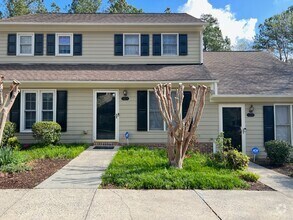 Building Photo - Adorable 2 Bed Townhome Convenient to Duke...