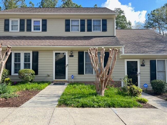 Primary Photo - Adorable 2 Bed Townhome Convenient to Duke...