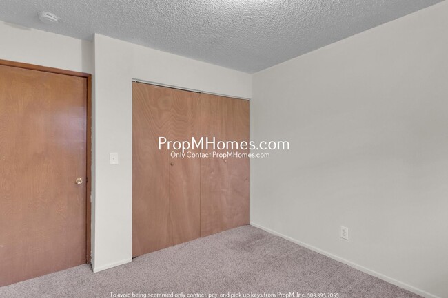 Building Photo - Two Story Two Bedroom in Beaverton - Depos...