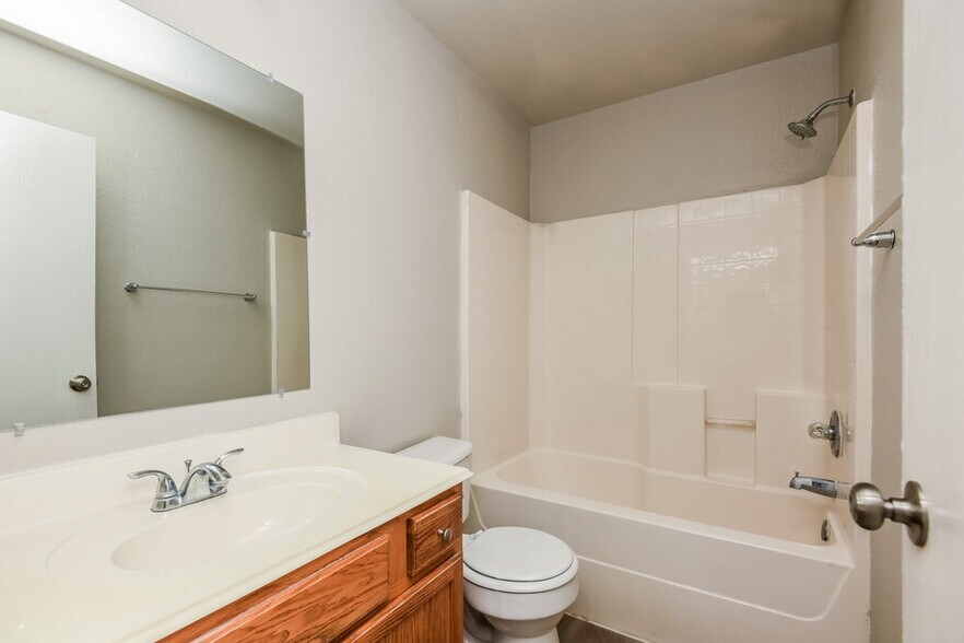 Building Photo - 1528 Pine Ln