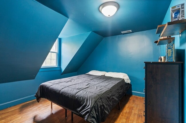 Building Photo - Updated Bungalow Close to Downtown