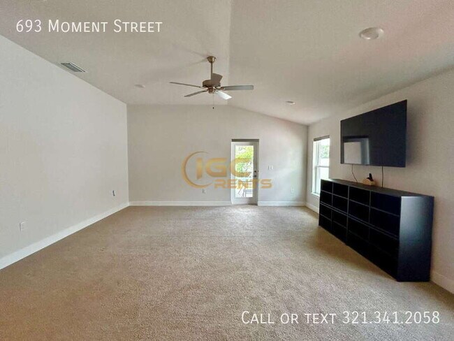 Building Photo - 693 Moment St