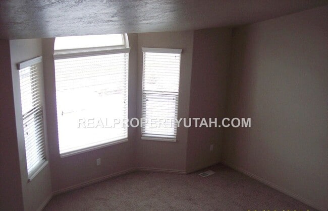 Building Photo - 4 Bedroom 3 Bath Home Available in Hooper