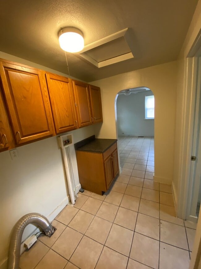Building Photo - 2 Bedroom House Basement & Garage - Fenced...