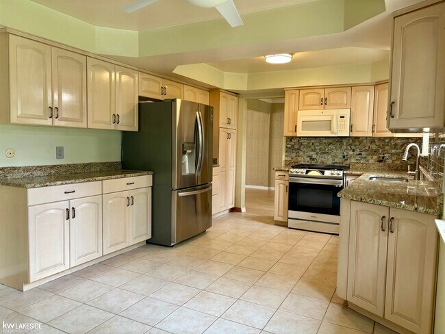 Building Photo - 3550 Kings Point Dr