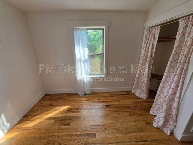 Building Photo - 156 Bradley St