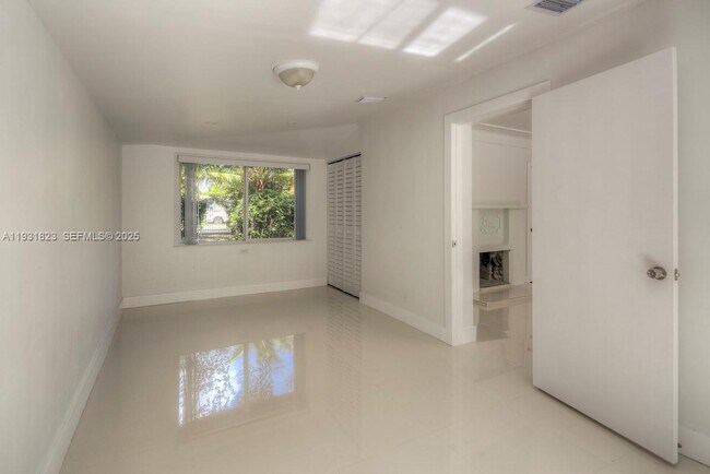 Building Photo - 14935 NE 11th Ct