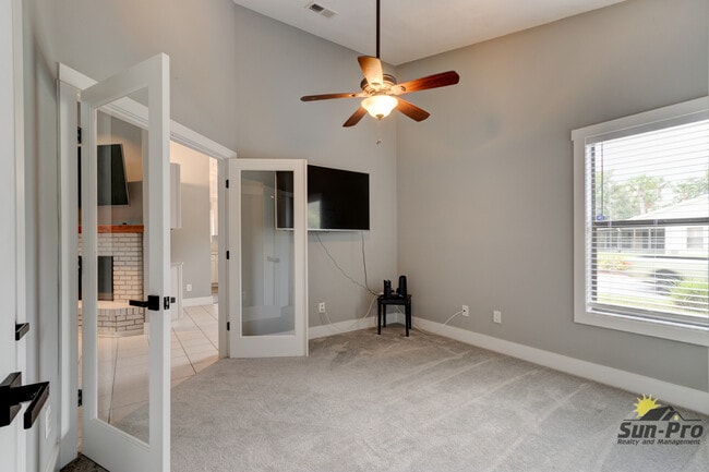 Building Photo - 700 Pine Shores Cir