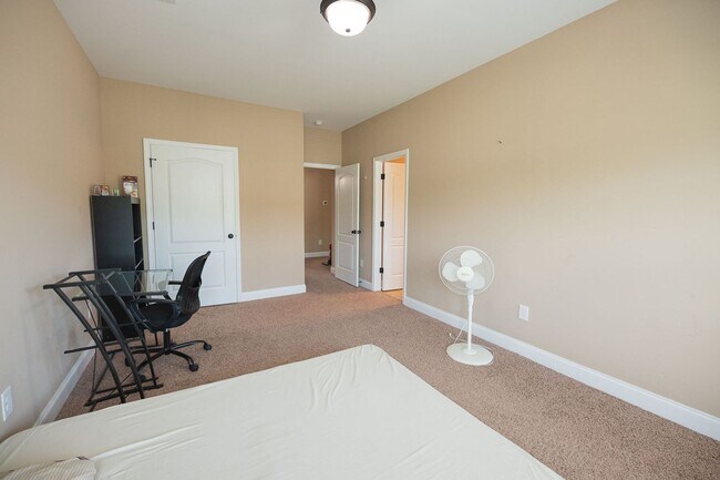 Building Photo - Spacious stunning 5-Bedroom 4 bathroom Home in a Desirable Neighborhood in Summerfield NC