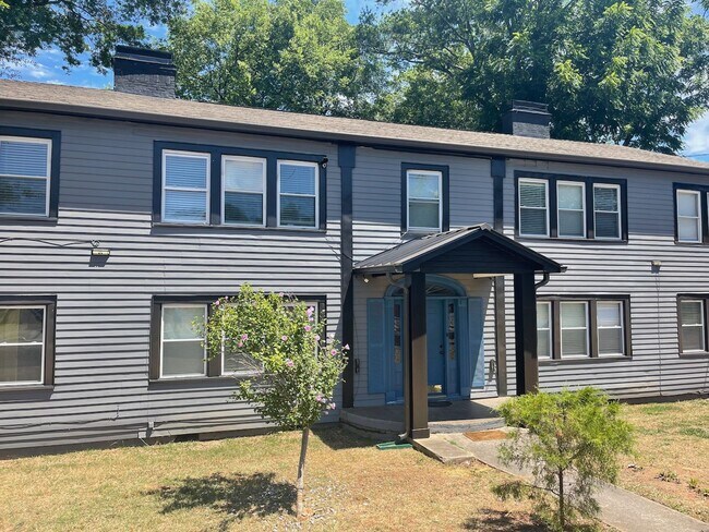 Building Photo - 587 Colonial Cir SE