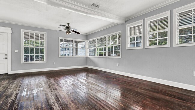 Building Photo - Charming 2BR/2BA with Bonus Room South Tam...